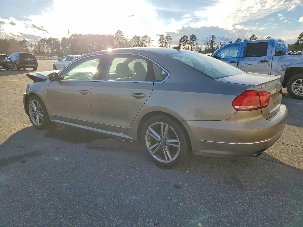 2015 VOLKSWAGEN PASSAT SEL photo 3