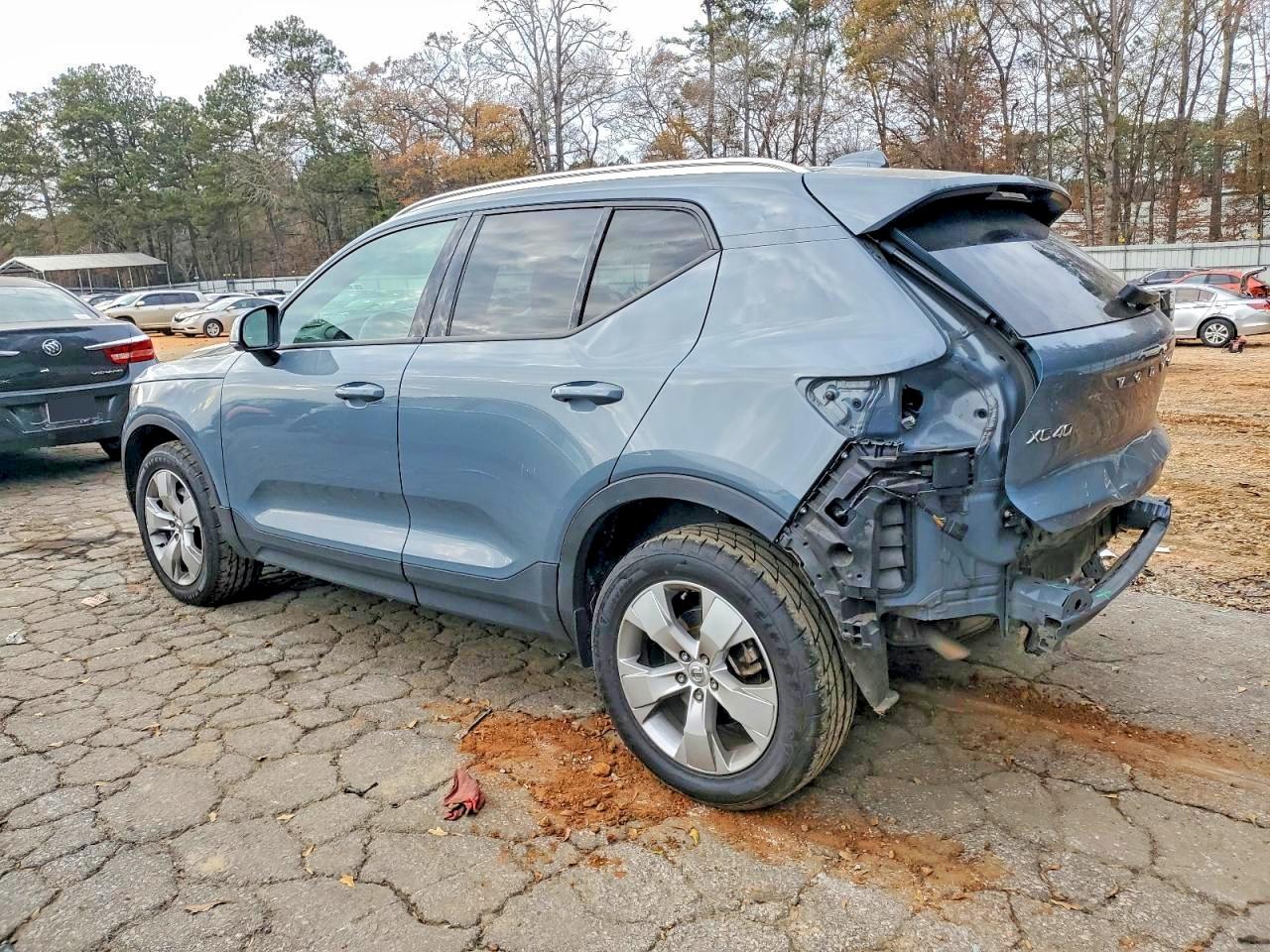 2021 VOLVO XC40 T4 MOMENTUM photo 2