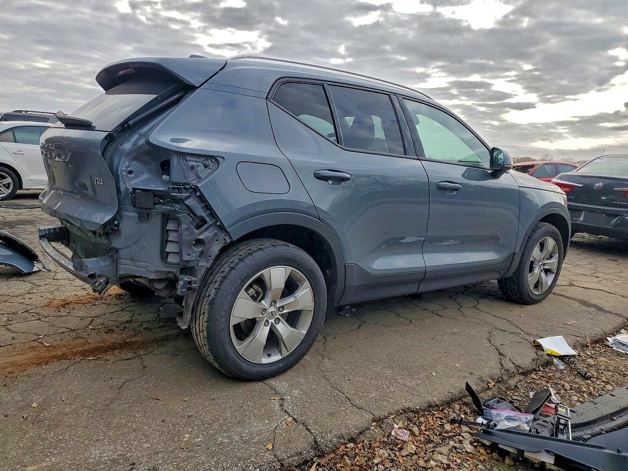 2021 VOLVO XC40 T4 MOMENTUM photo 3