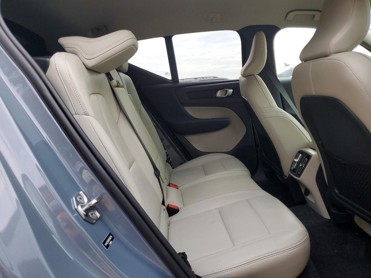 2021 VOLVO XC40 T4 MOMENTUM photo 10