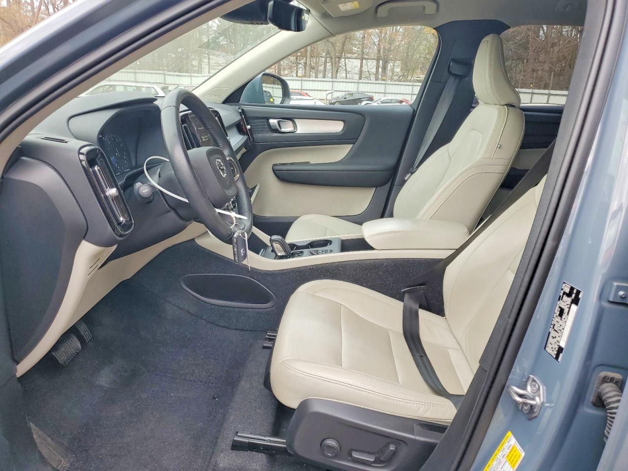 2021 VOLVO XC40 T4 MOMENTUM photo 7