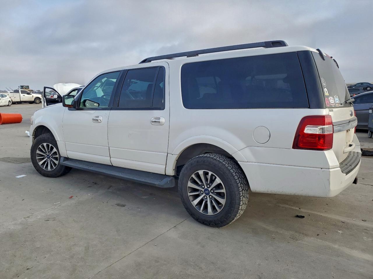2017 FORD EXPEDITION EL XLT photo 2