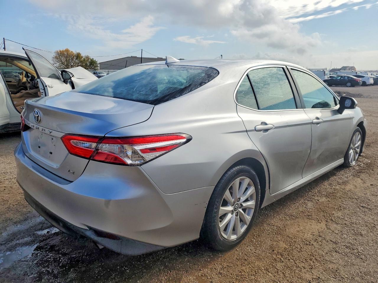 2019 TOYOTA CAMRY L photo 3