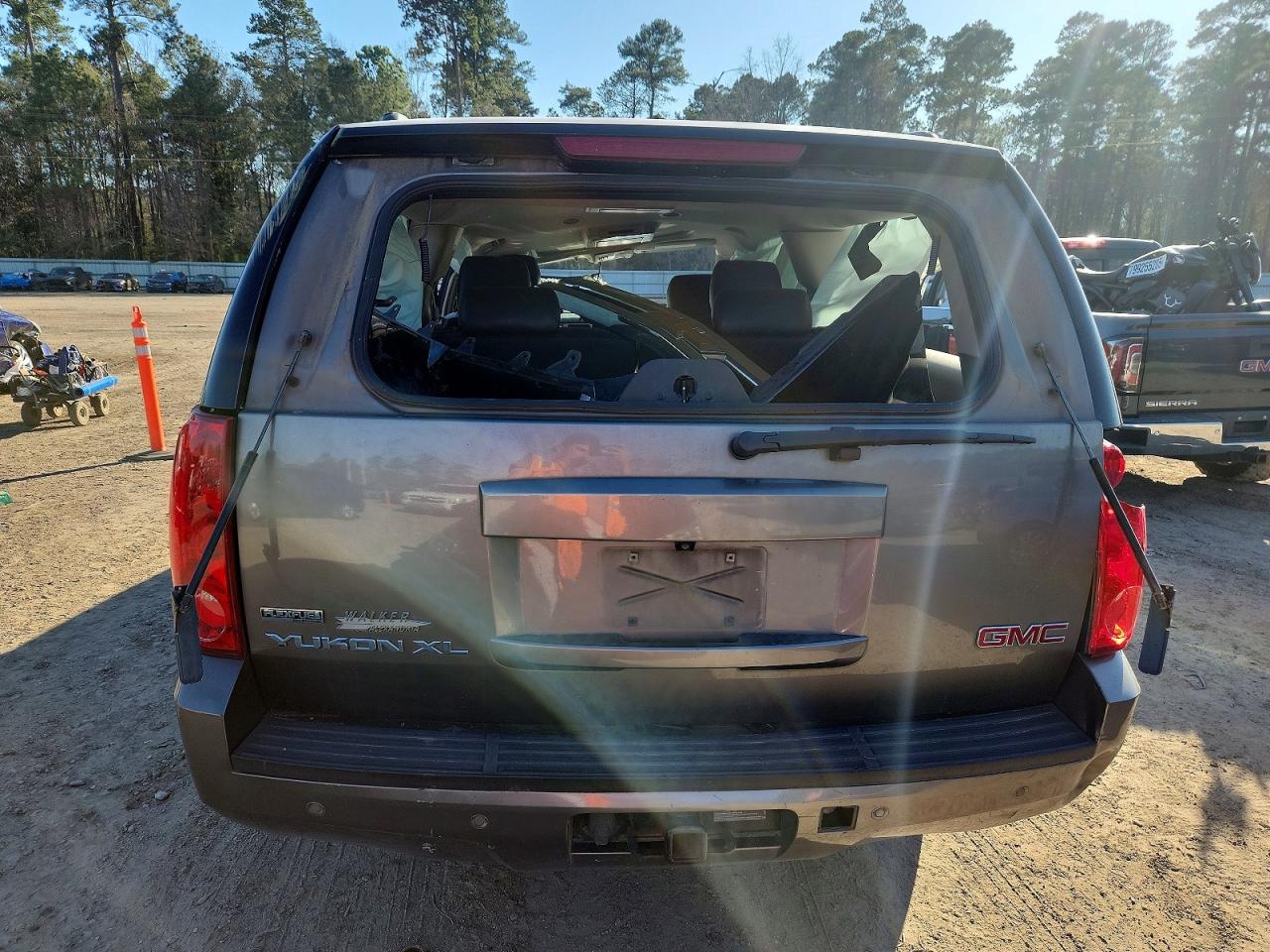 2012 GMC YUKON XL C1500 SLT photo 6