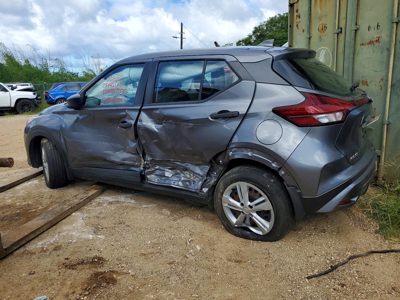 2022 NISSAN KICKS S photo 2
