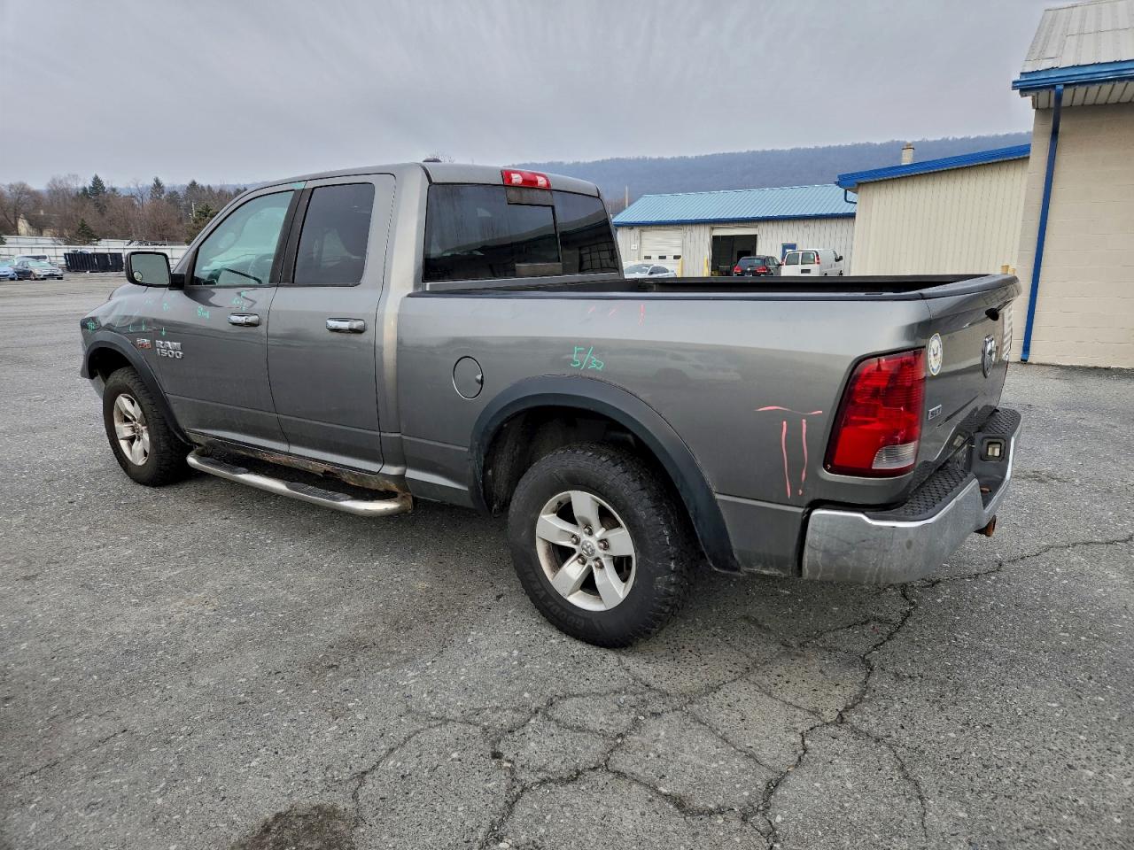 2013 RAM 1500 SLT photo 2