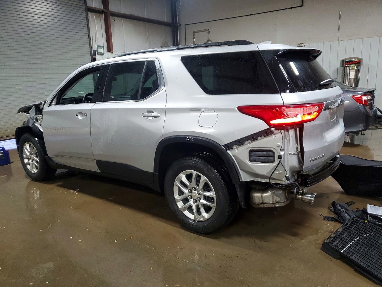 2019 CHEVROLET TRAVERSE LT photo 2