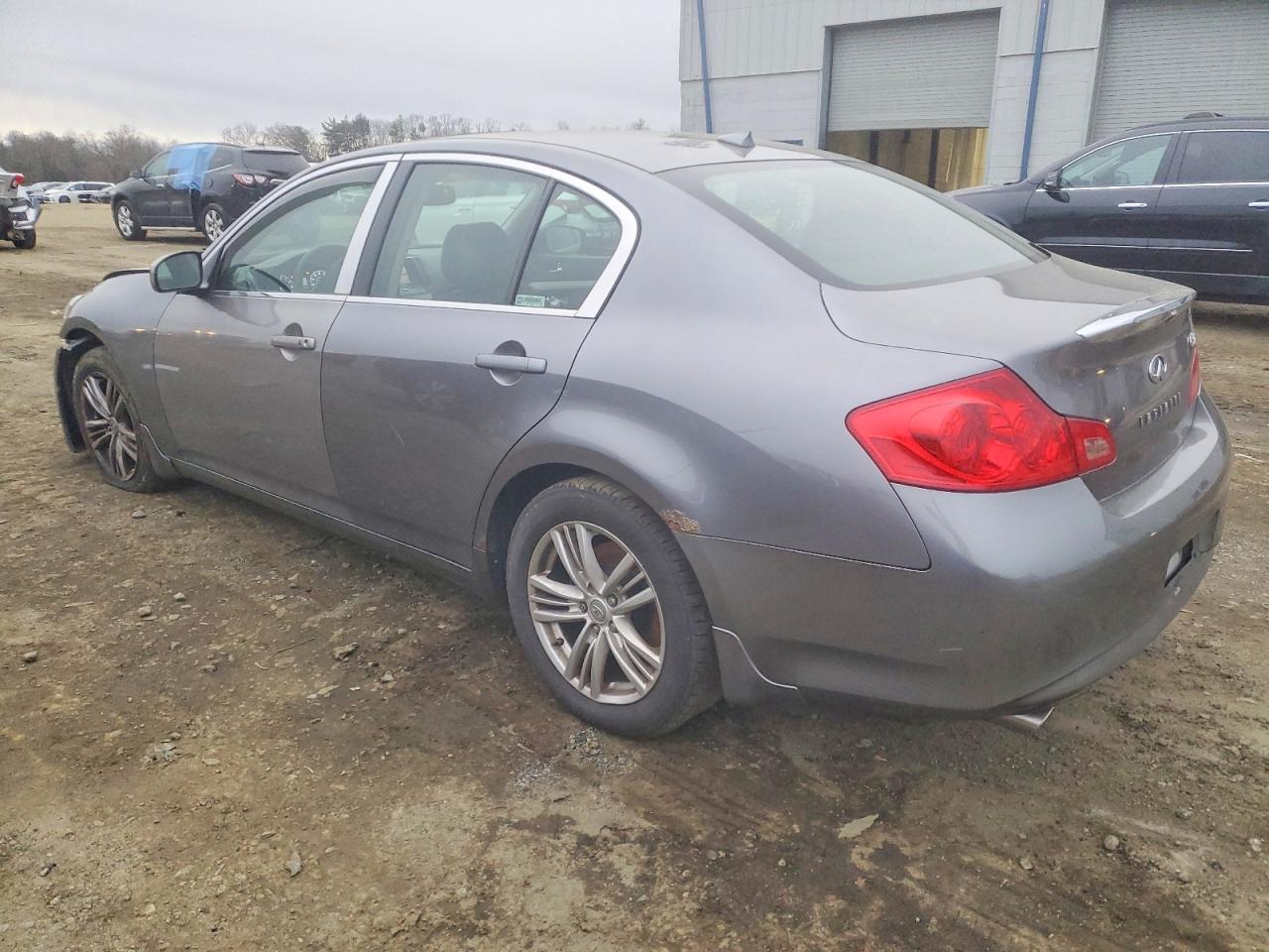 2011 INFINITI G37 photo 2