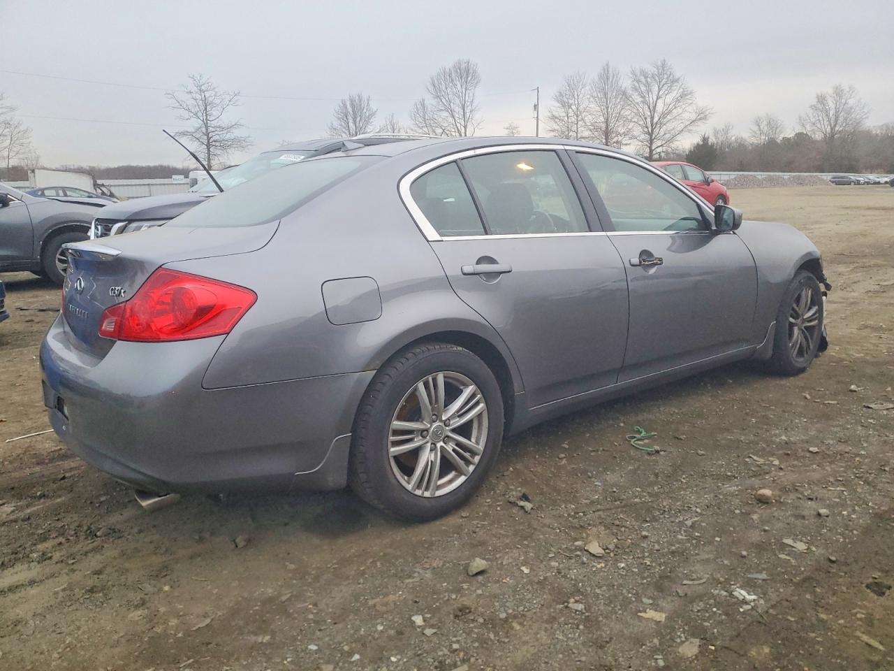 2011 INFINITI G37 photo 3