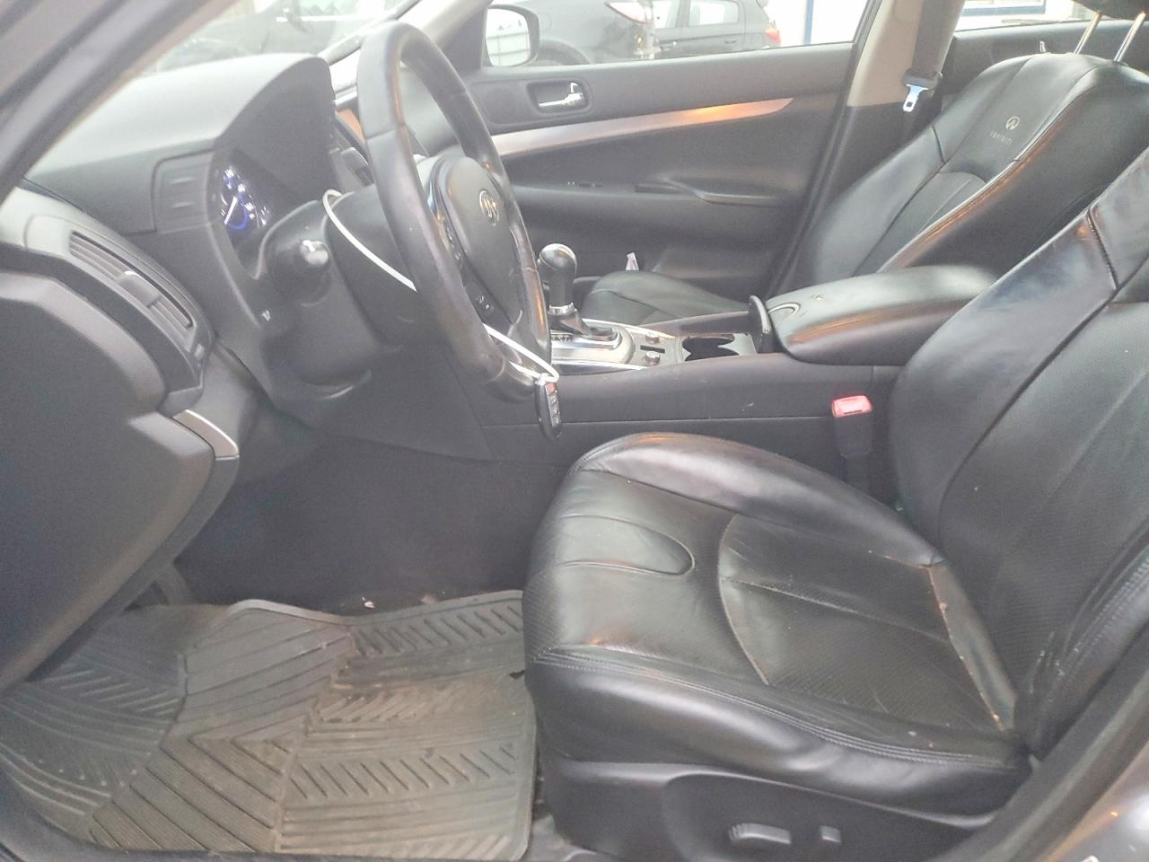 2011 INFINITI G37 photo 7