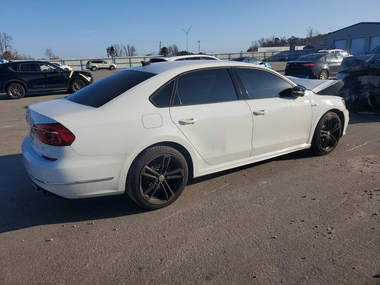 2018 VOLKSWAGEN PASSAT S photo 3