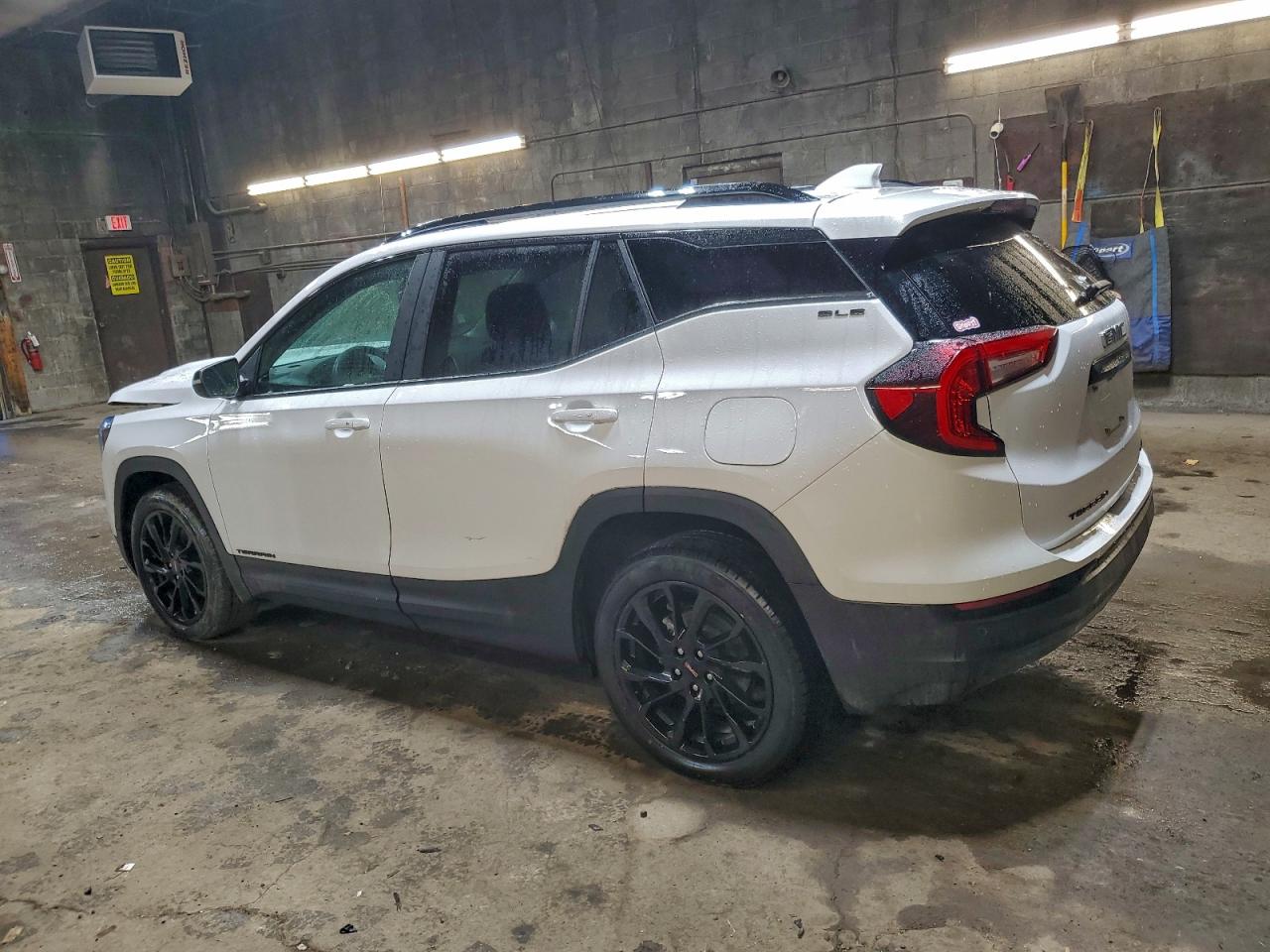 2024 GMC TERRAIN SLE photo 2