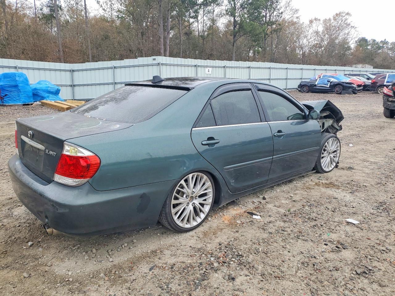 2004 TOYOTA CAMRY LE photo 3
