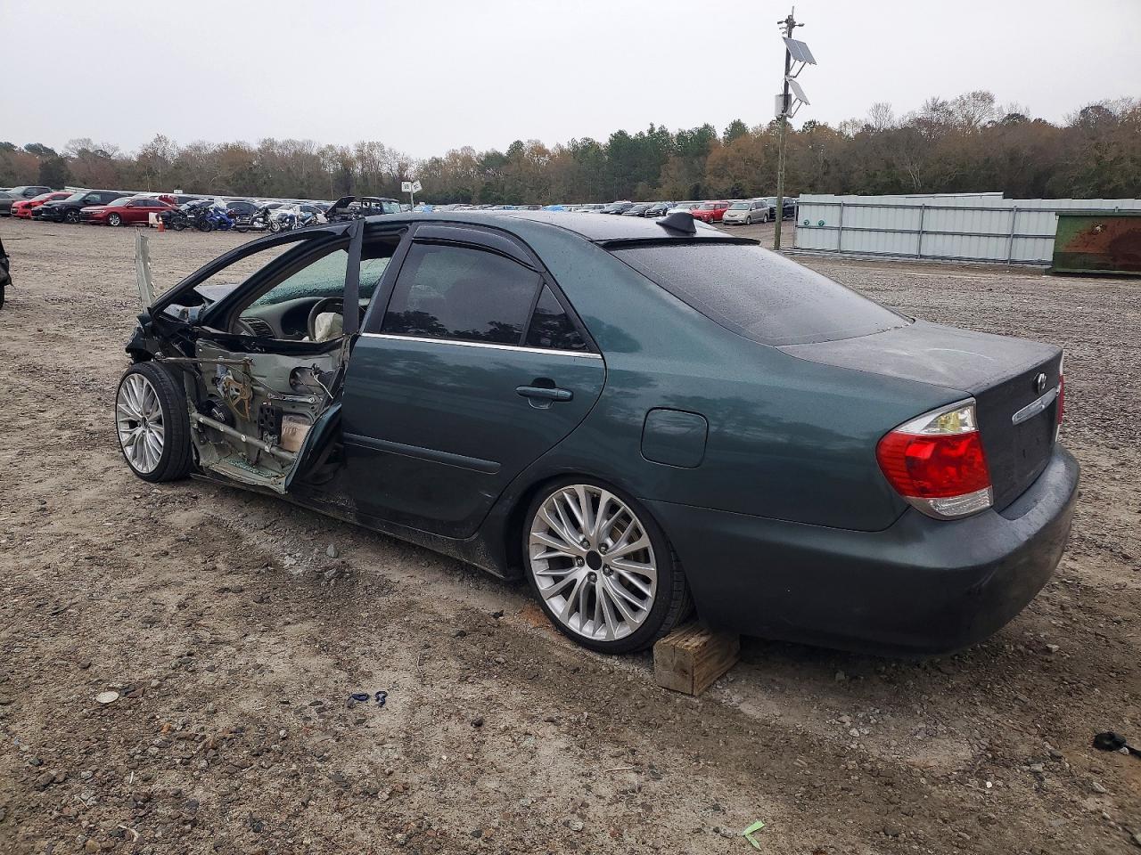 2004 TOYOTA CAMRY LE photo 2