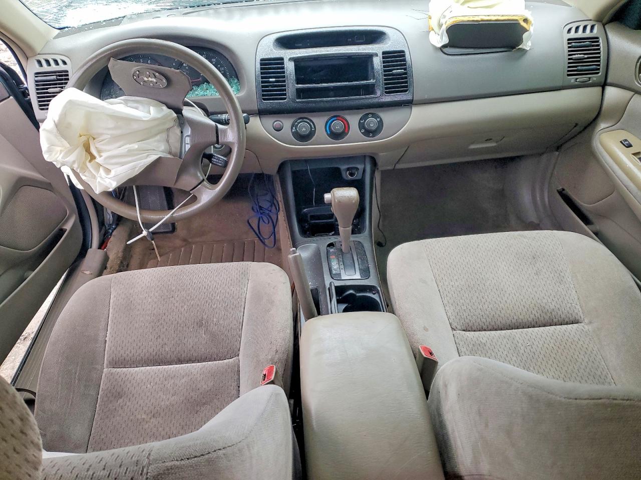 2004 TOYOTA CAMRY LE photo 8