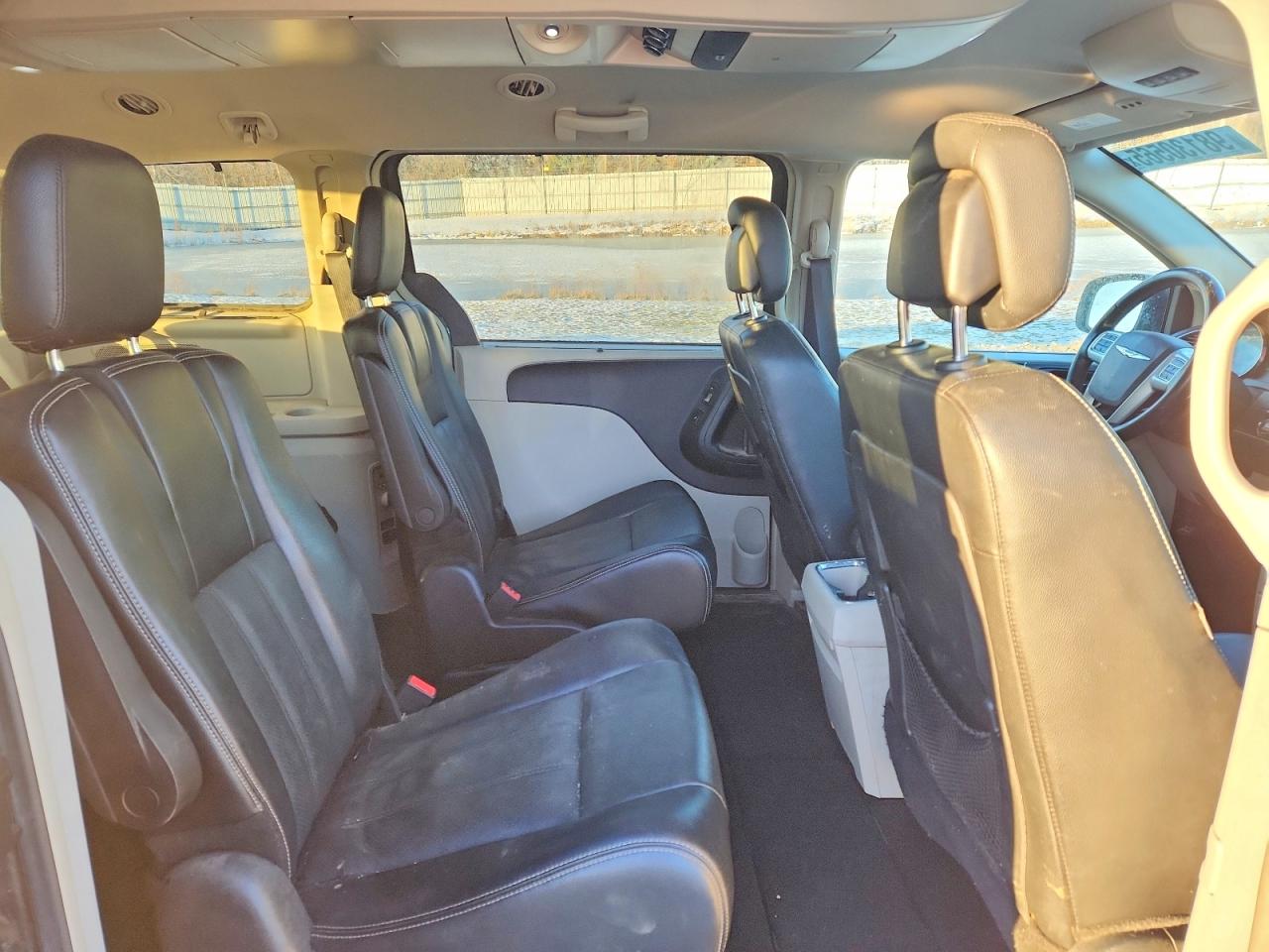 2015 CHRYSLER TOWN & COUNTRY TOURING L photo 31