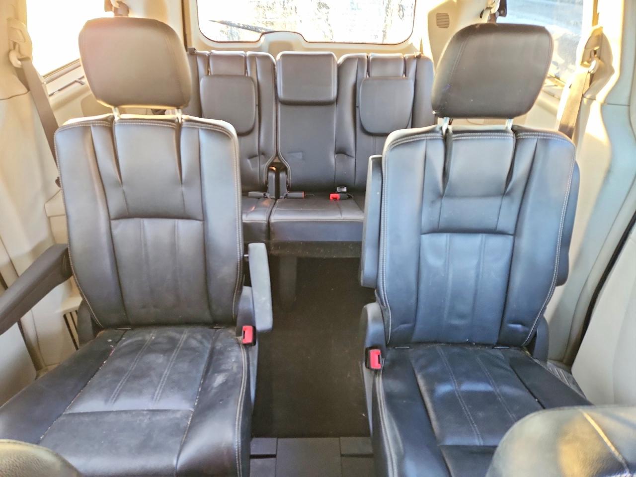 2015 CHRYSLER TOWN & COUNTRY TOURING L photo 28