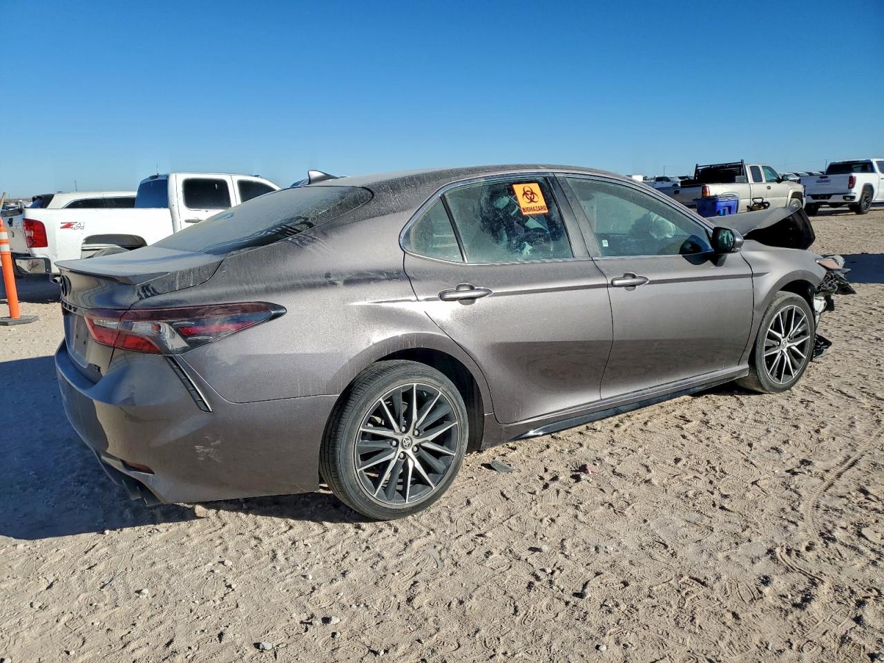 2021 TOYOTA CAMRY SE photo 3