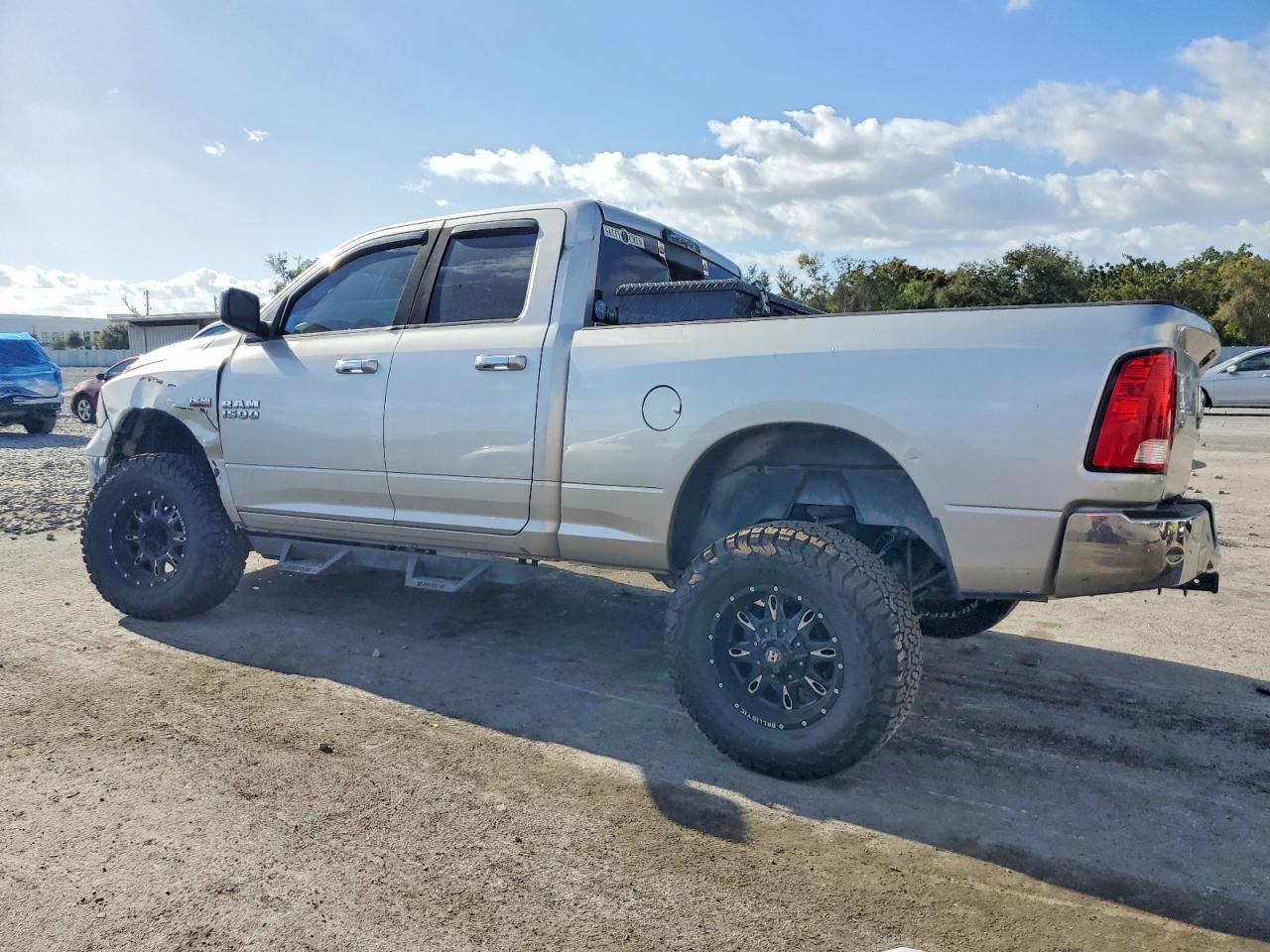 2014 RAM 1500 SLT photo 2