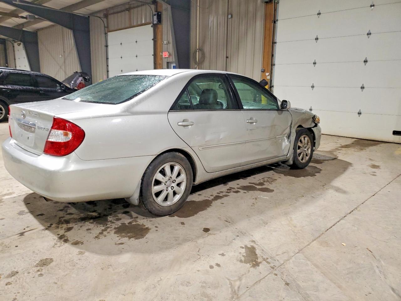 2004 TOYOTA CAMRY LE photo 3