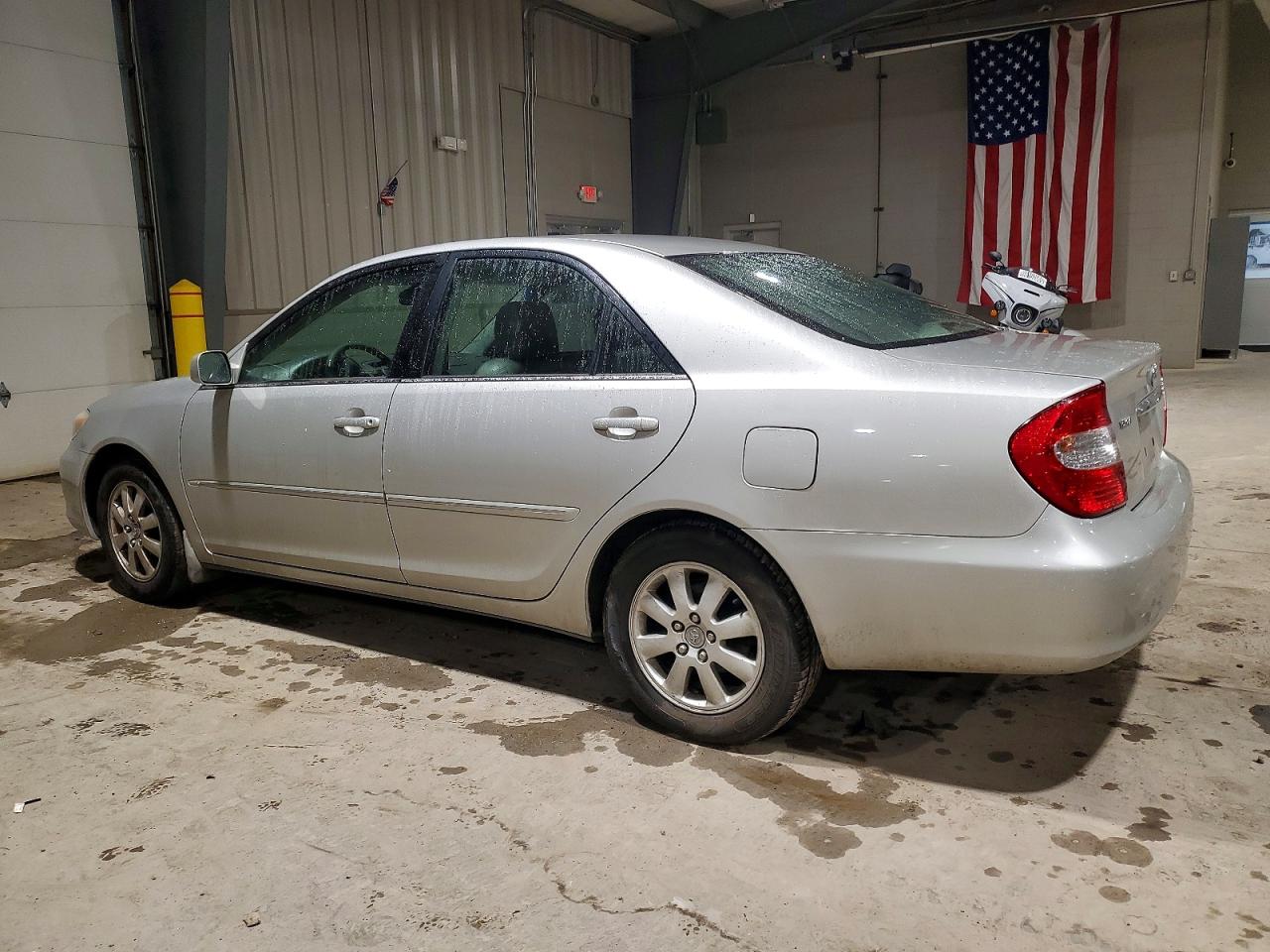 2004 TOYOTA CAMRY LE photo 2