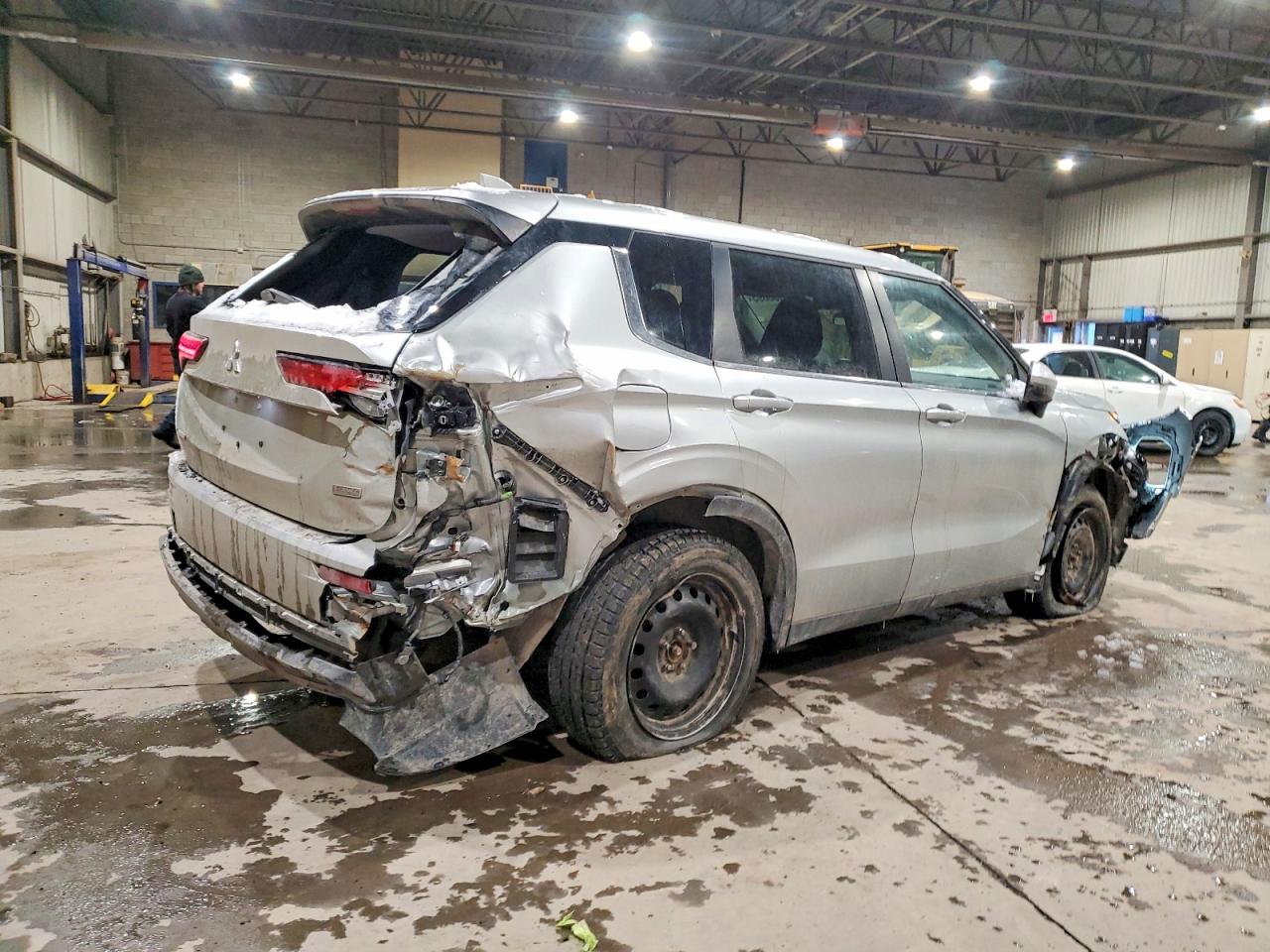 2024 MITSUBISHI OUTLANDER ES photo 3