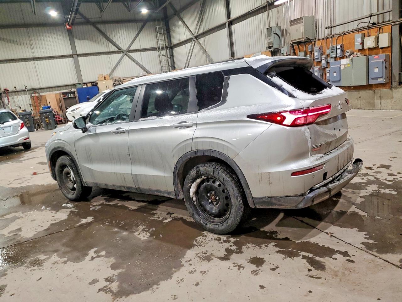 2024 MITSUBISHI OUTLANDER ES photo 2