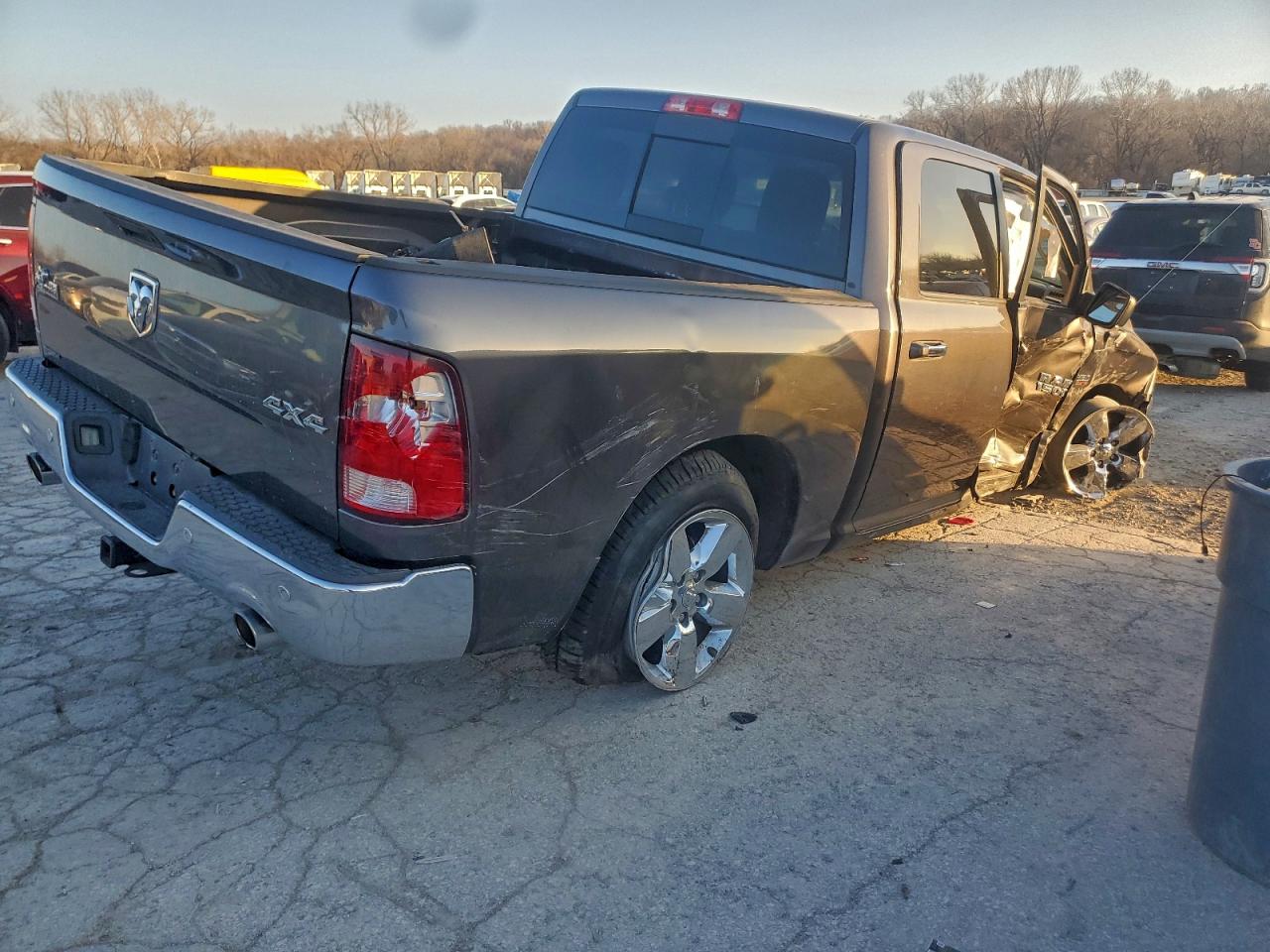 2016 RAM 1500 SLT photo 7
