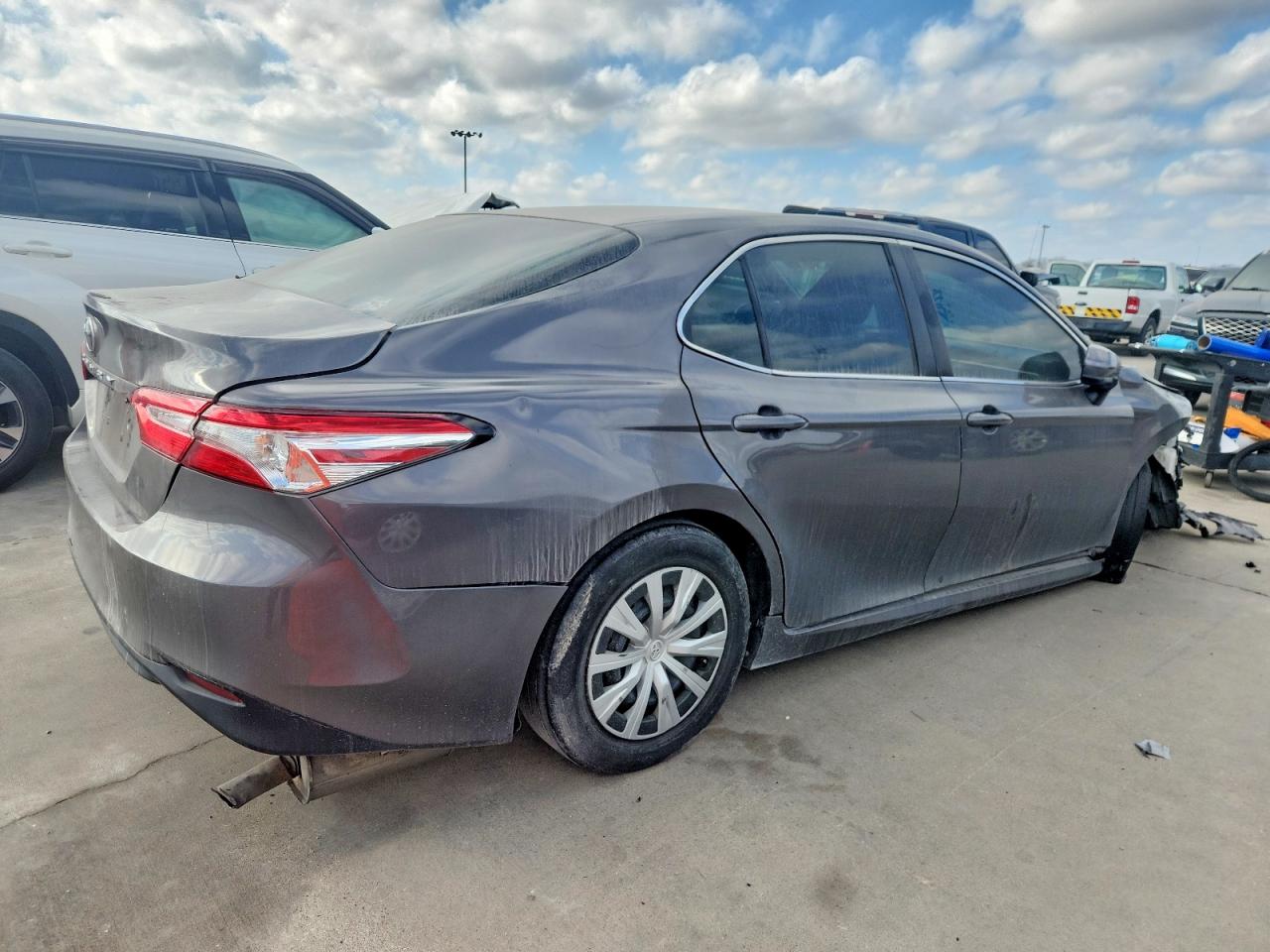2018 TOYOTA CAMRY L photo 3