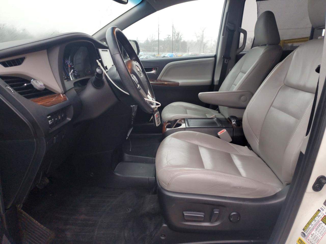 2015 TOYOTA SIENNA XLE photo 19