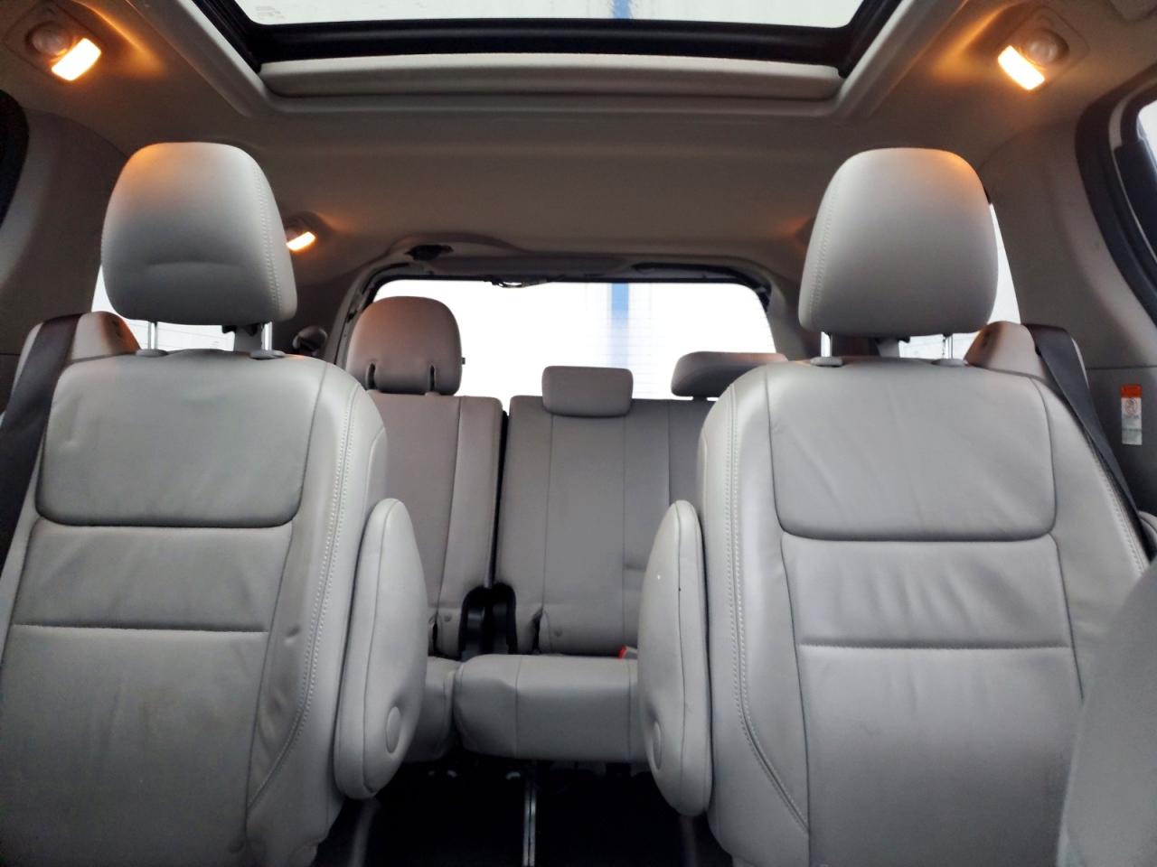 2015 TOYOTA SIENNA XLE photo 28