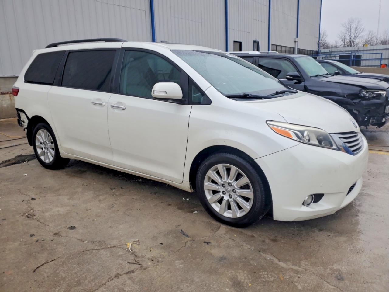 2015 TOYOTA SIENNA XLE photo 10