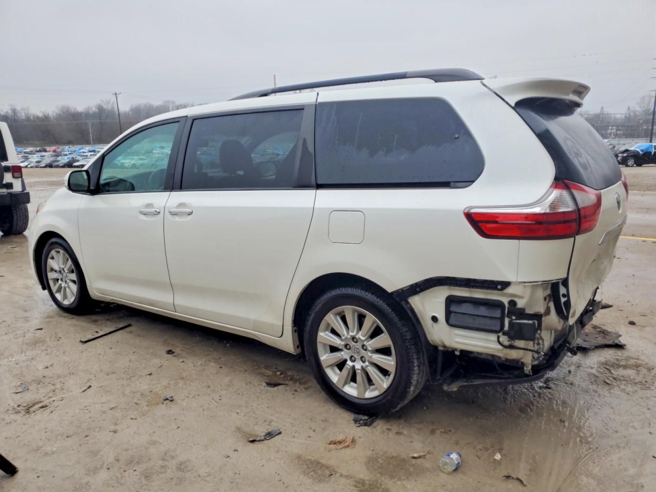 2015 TOYOTA SIENNA XLE photo 4