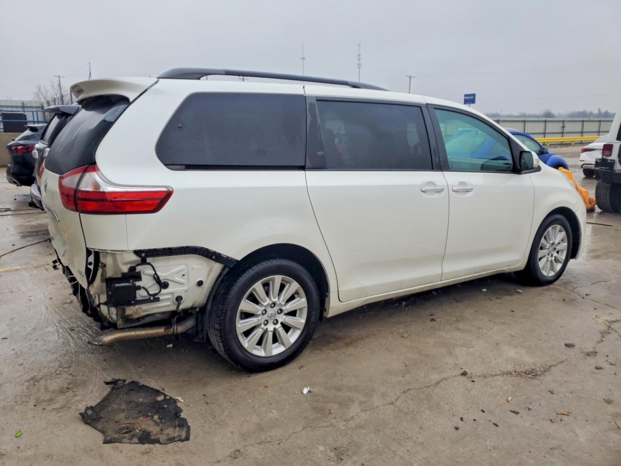 2015 TOYOTA SIENNA XLE photo 7