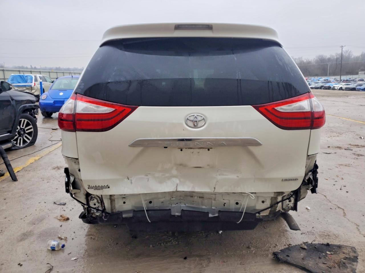 2015 TOYOTA SIENNA XLE photo 16