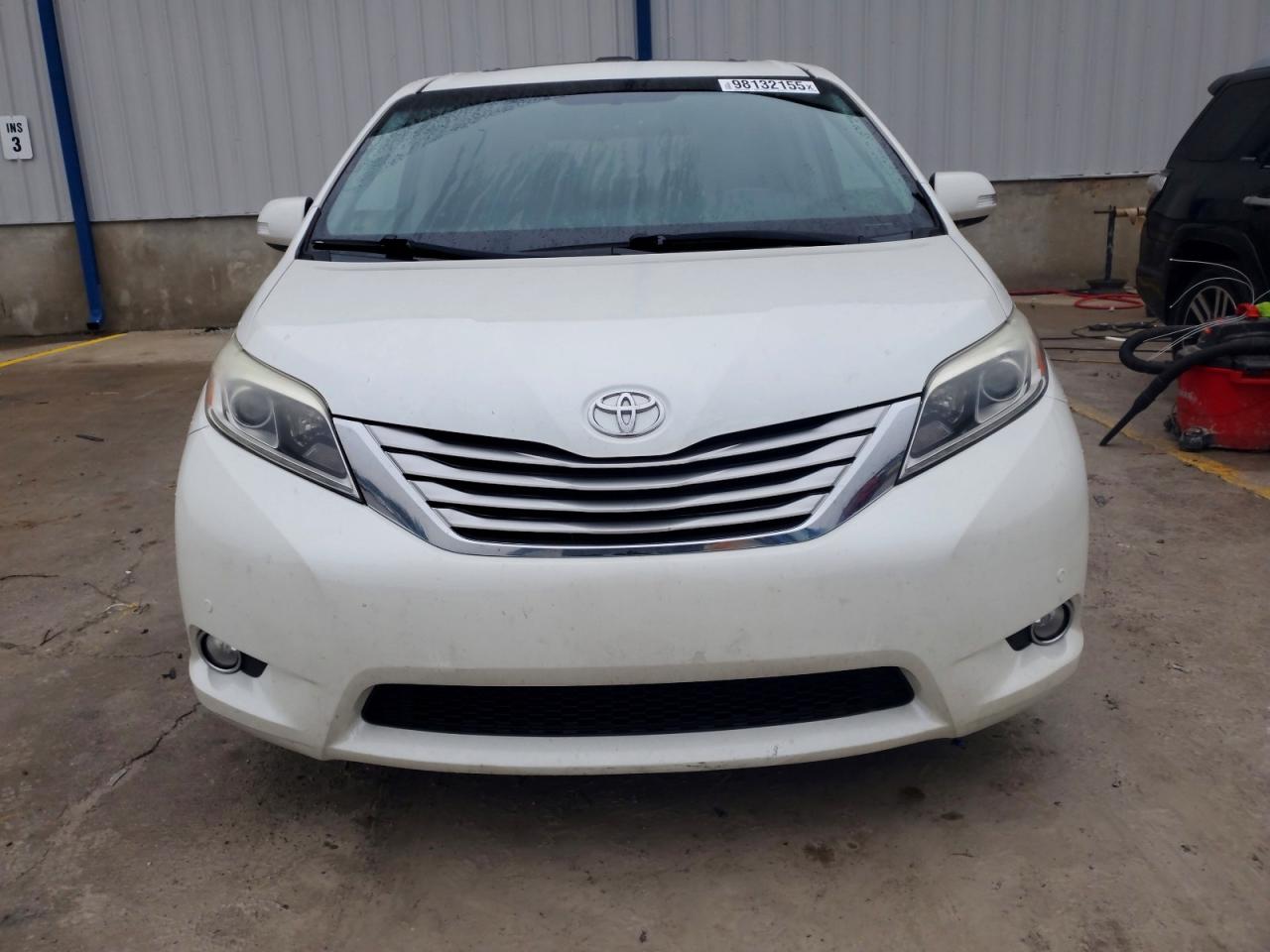 2015 TOYOTA SIENNA XLE photo 13