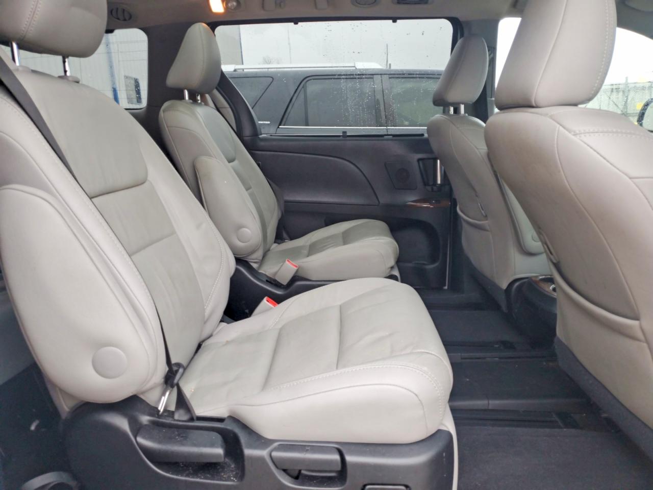 2015 TOYOTA SIENNA XLE photo 31
