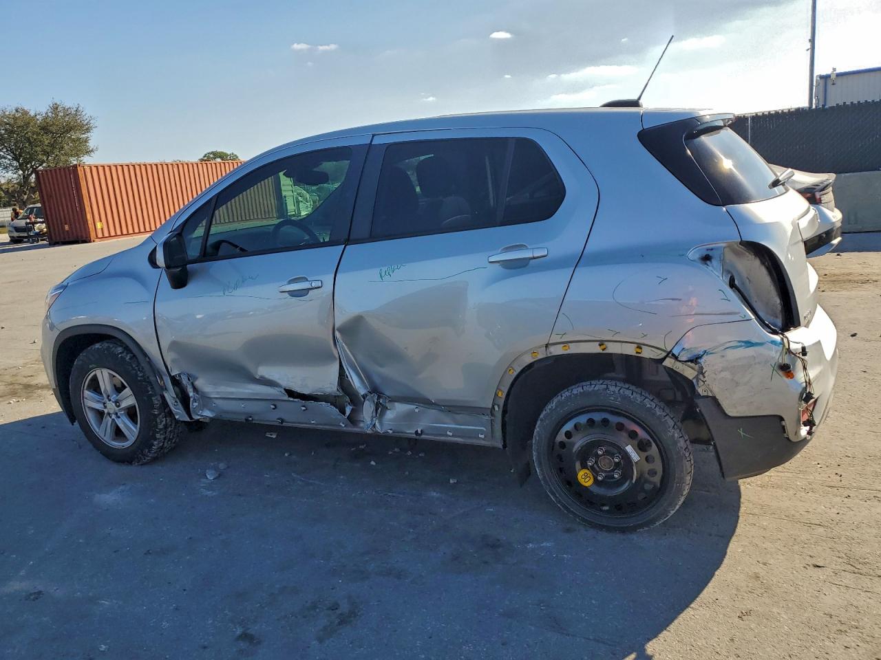 2021 CHEVROLET TRAX LS photo 2