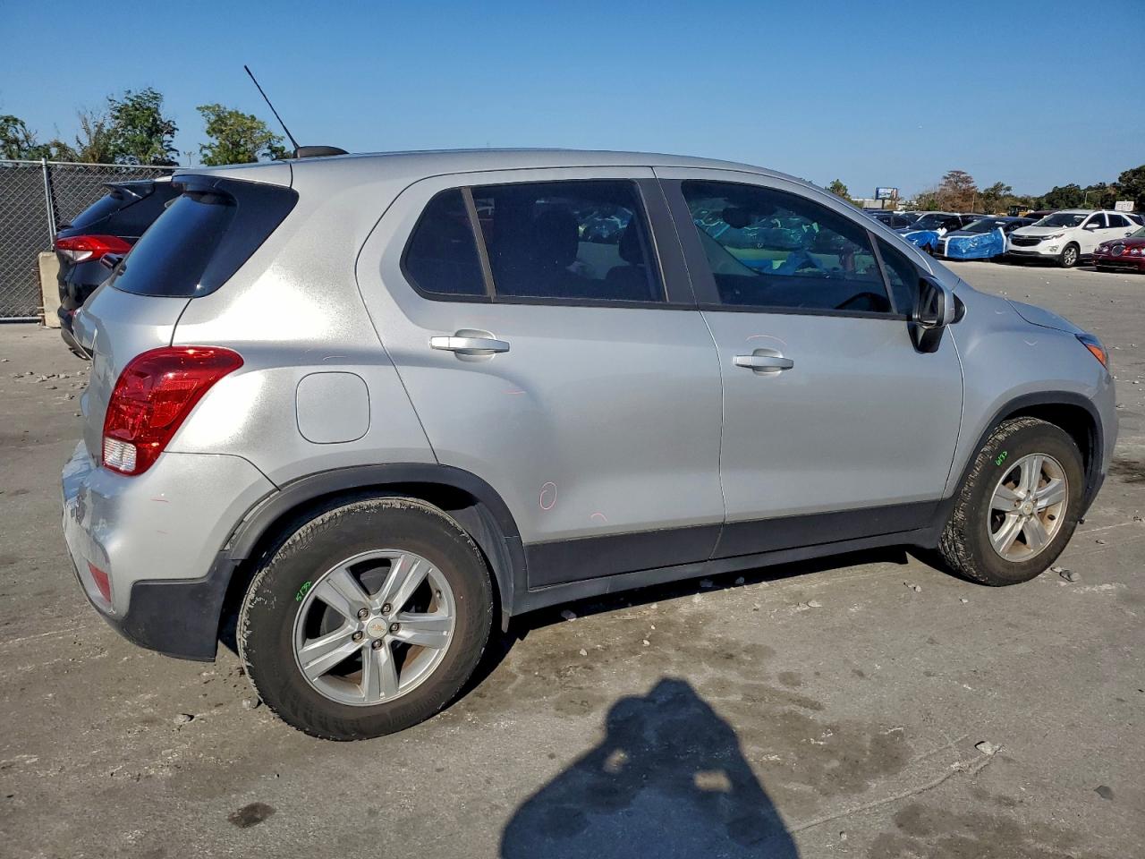 2021 CHEVROLET TRAX LS photo 3