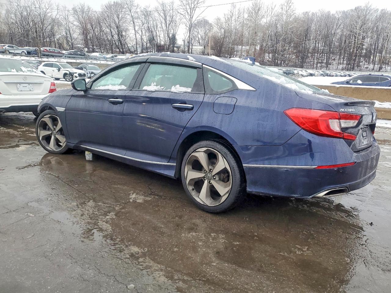 2018 HONDA ACCORD TOURING photo 2