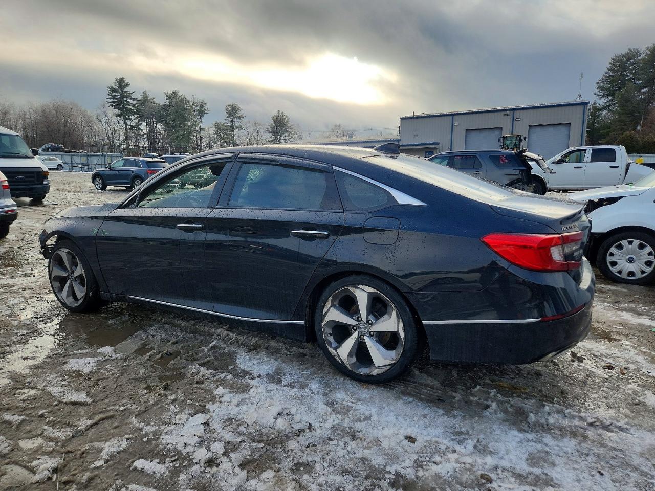 2018 HONDA ACCORD TOURING photo 2