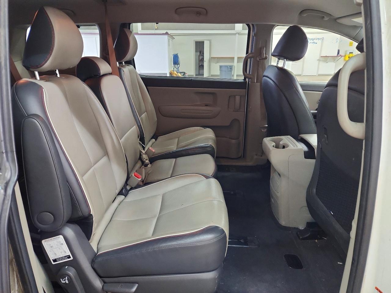 2017 KIA SEDONA LX photo 11
