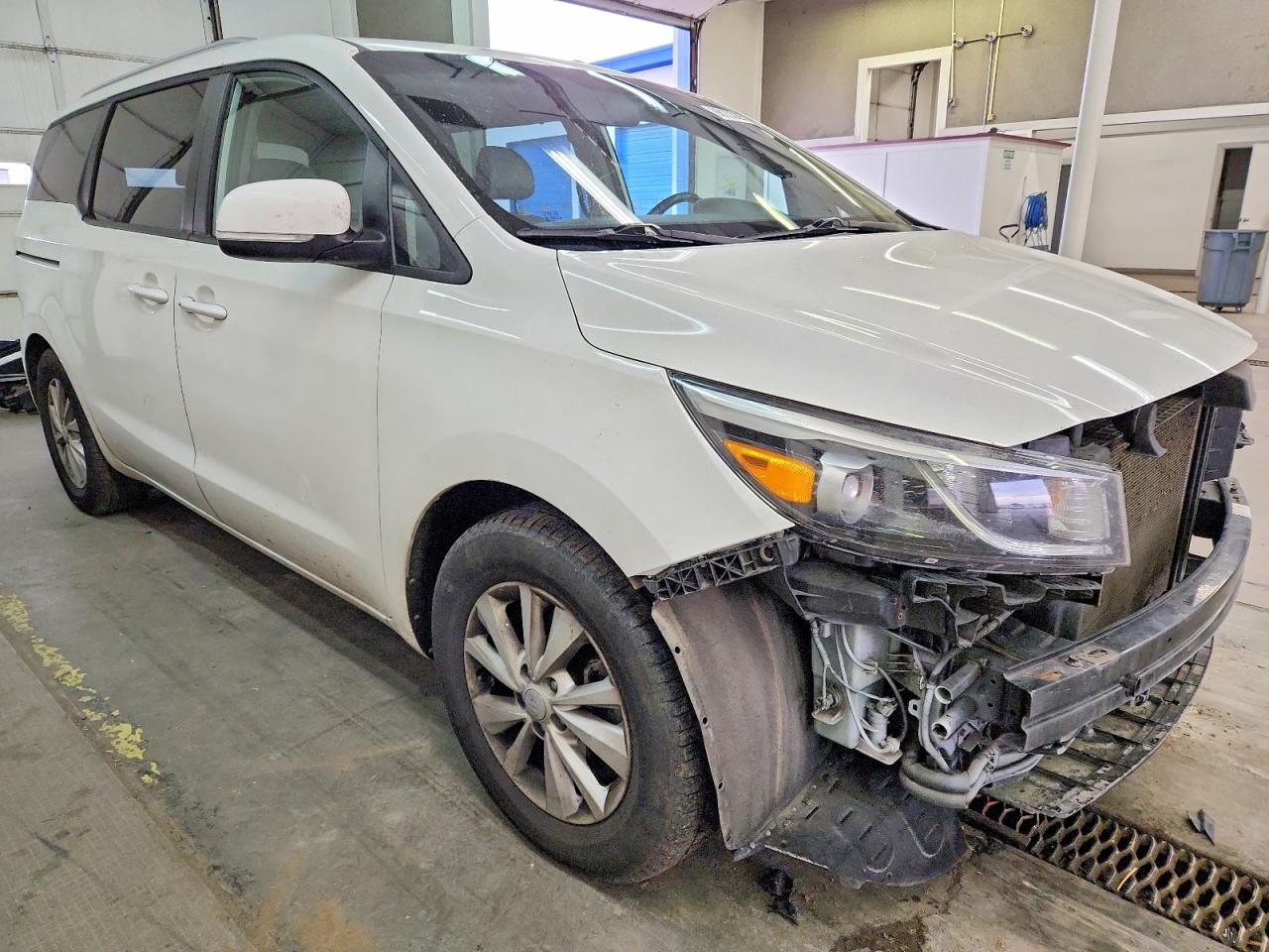 2017 KIA SEDONA LX photo 4