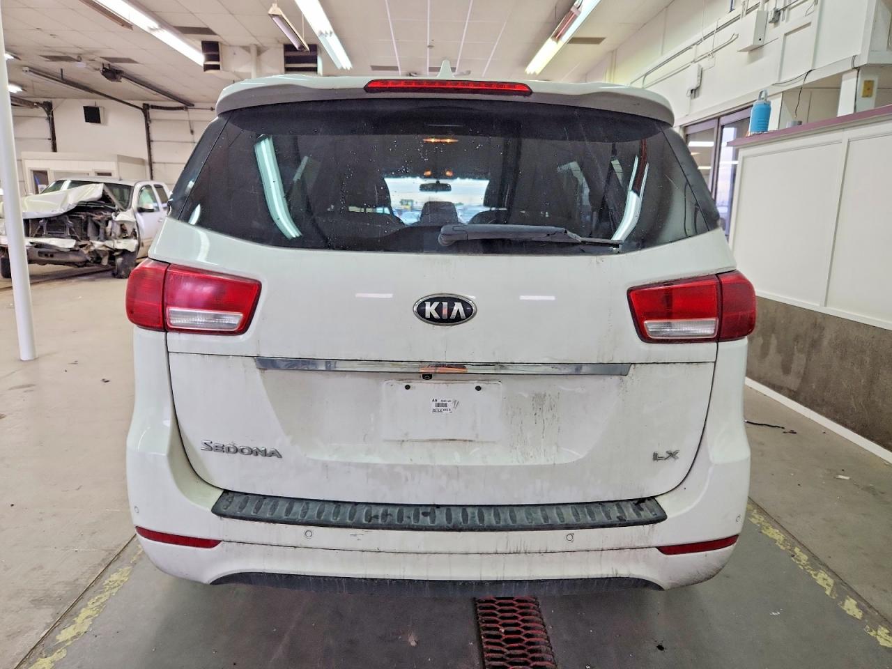 2017 KIA SEDONA LX photo 6