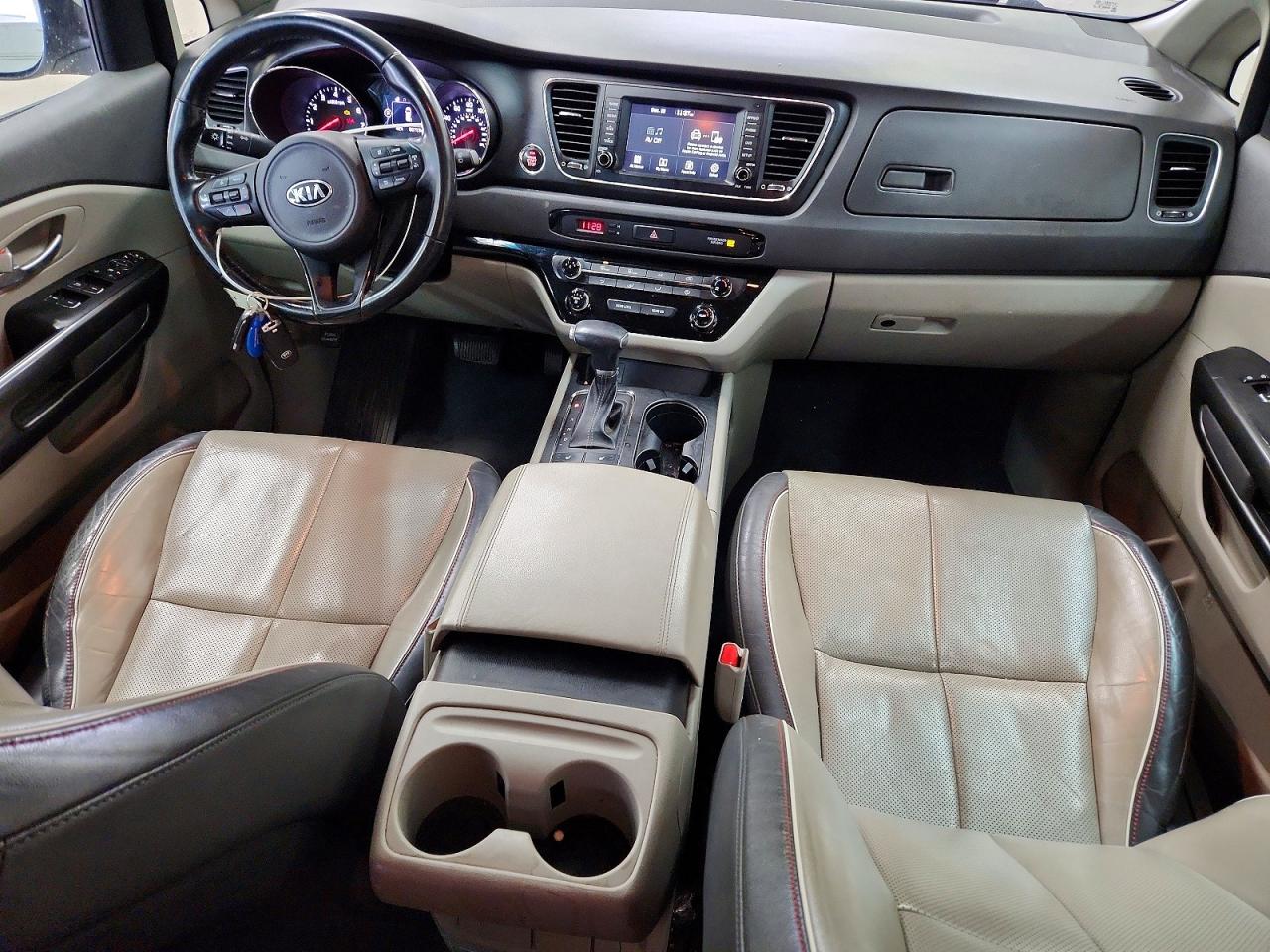 2017 KIA SEDONA LX photo 8