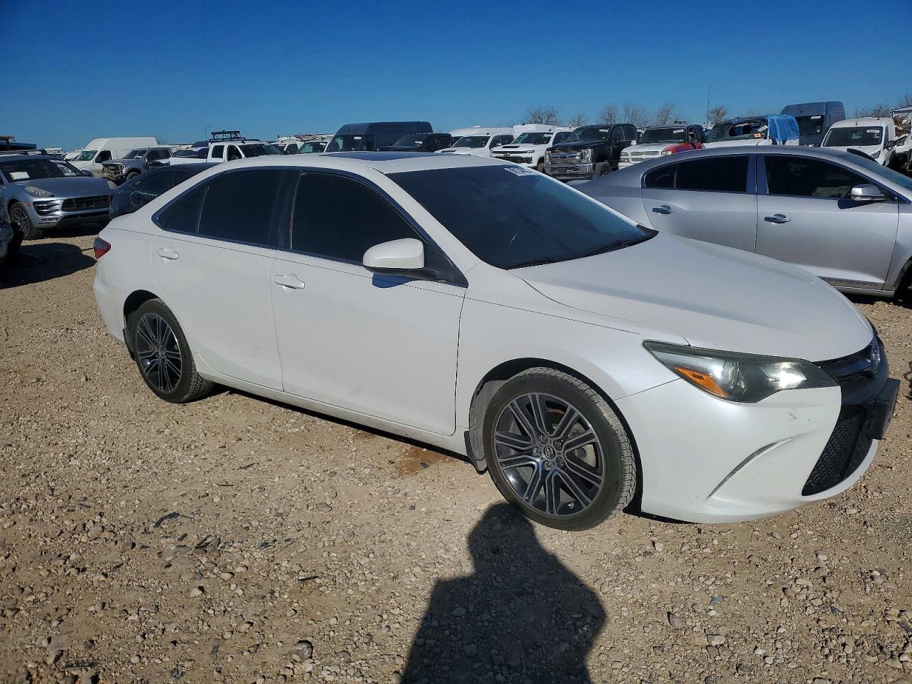 2016 TOYOTA CAMRY LE photo 4