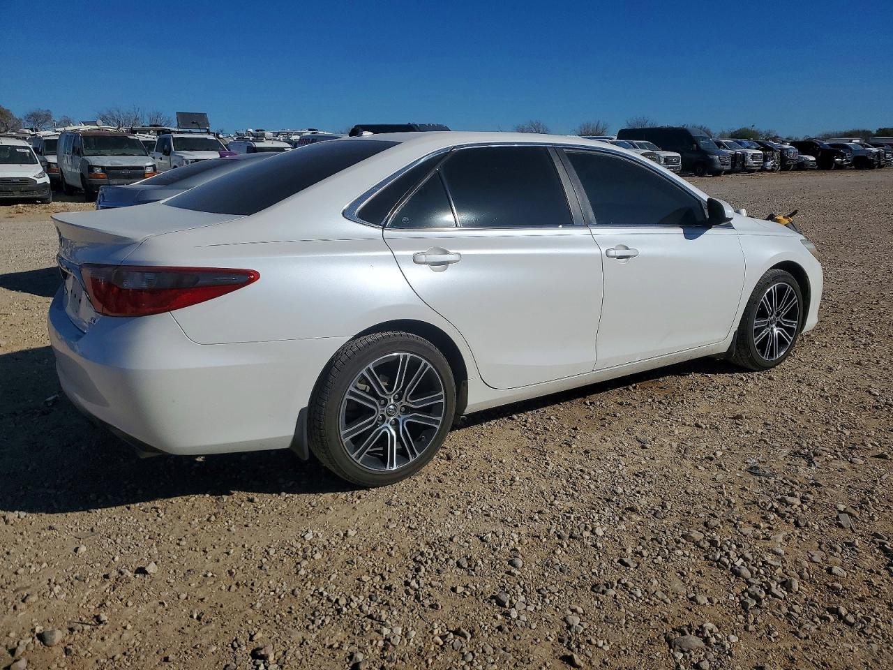2016 TOYOTA CAMRY LE photo 3