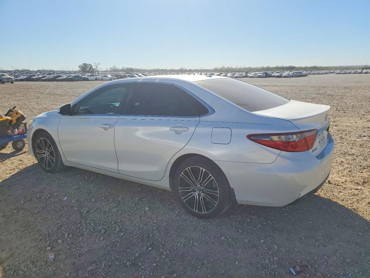 2016 TOYOTA CAMRY LE photo 2