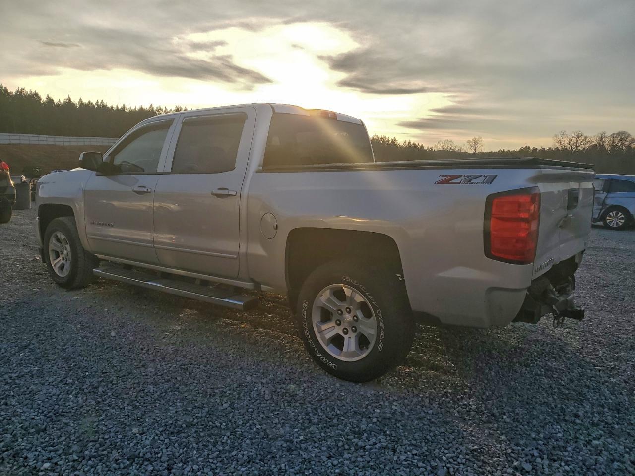 2018 CHEVROLET SILVERADO K1500 LT photo 2