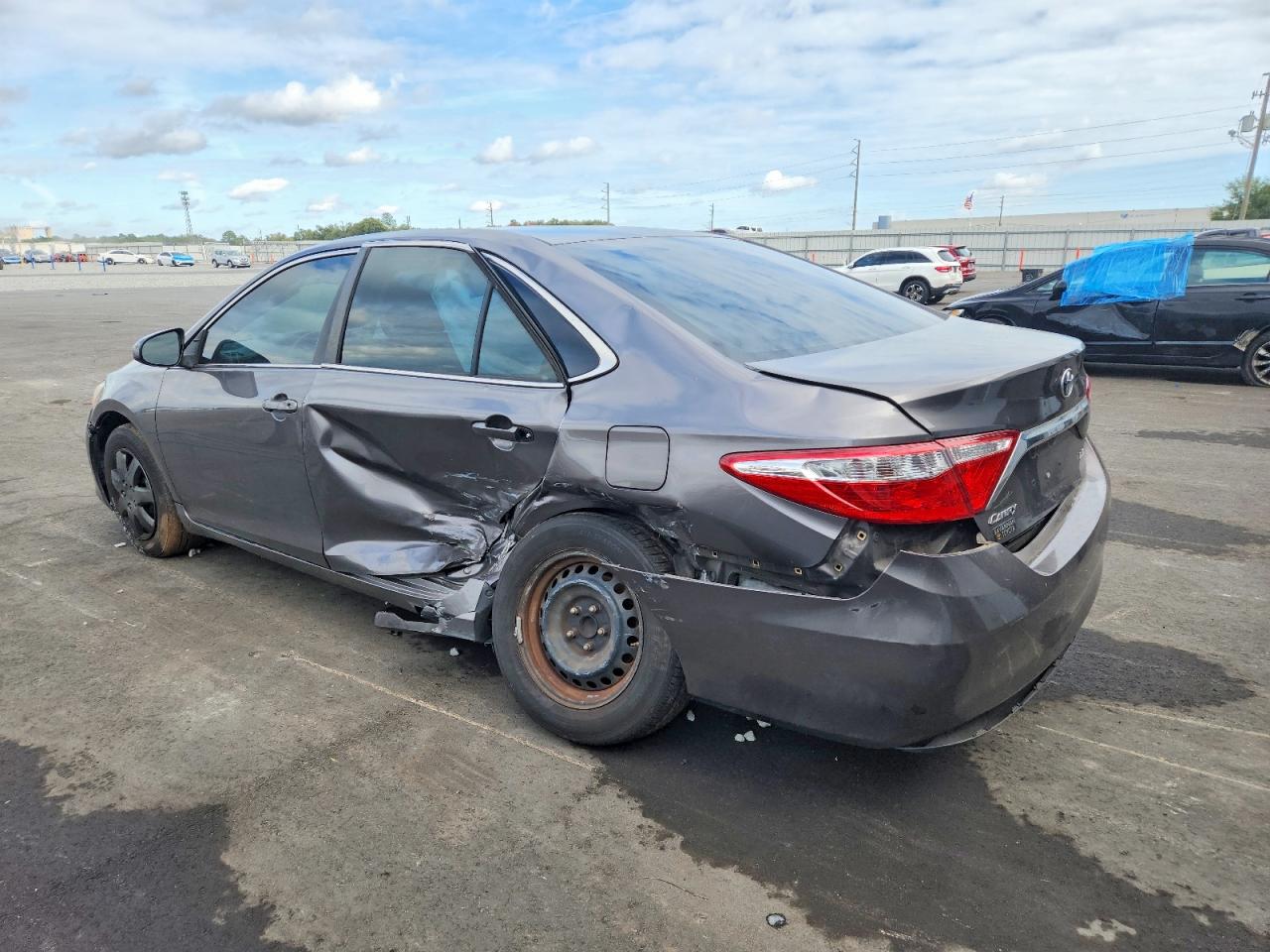2016 TOYOTA CAMRY LE photo 2